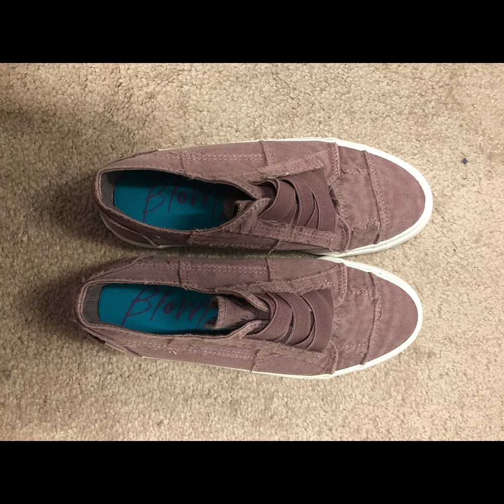 🌟 Blowfish brand slip ons